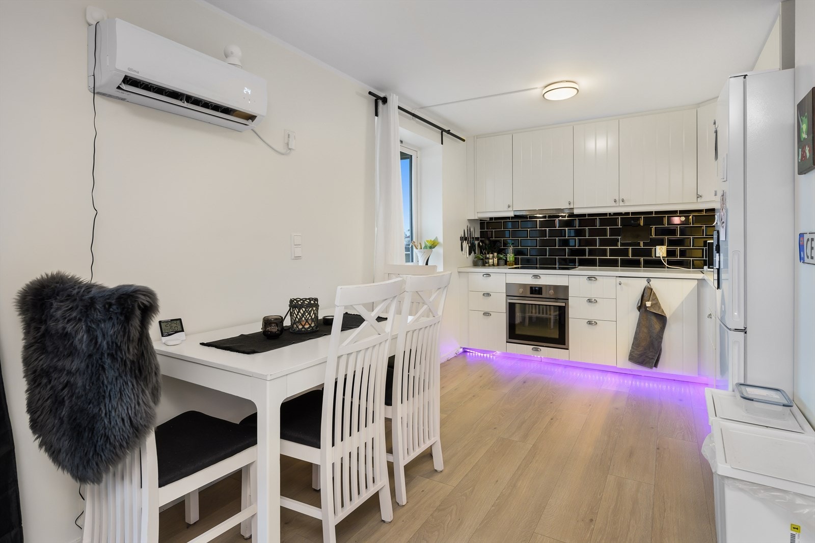 Kjøkken med plass til spisebord. Galleribilde