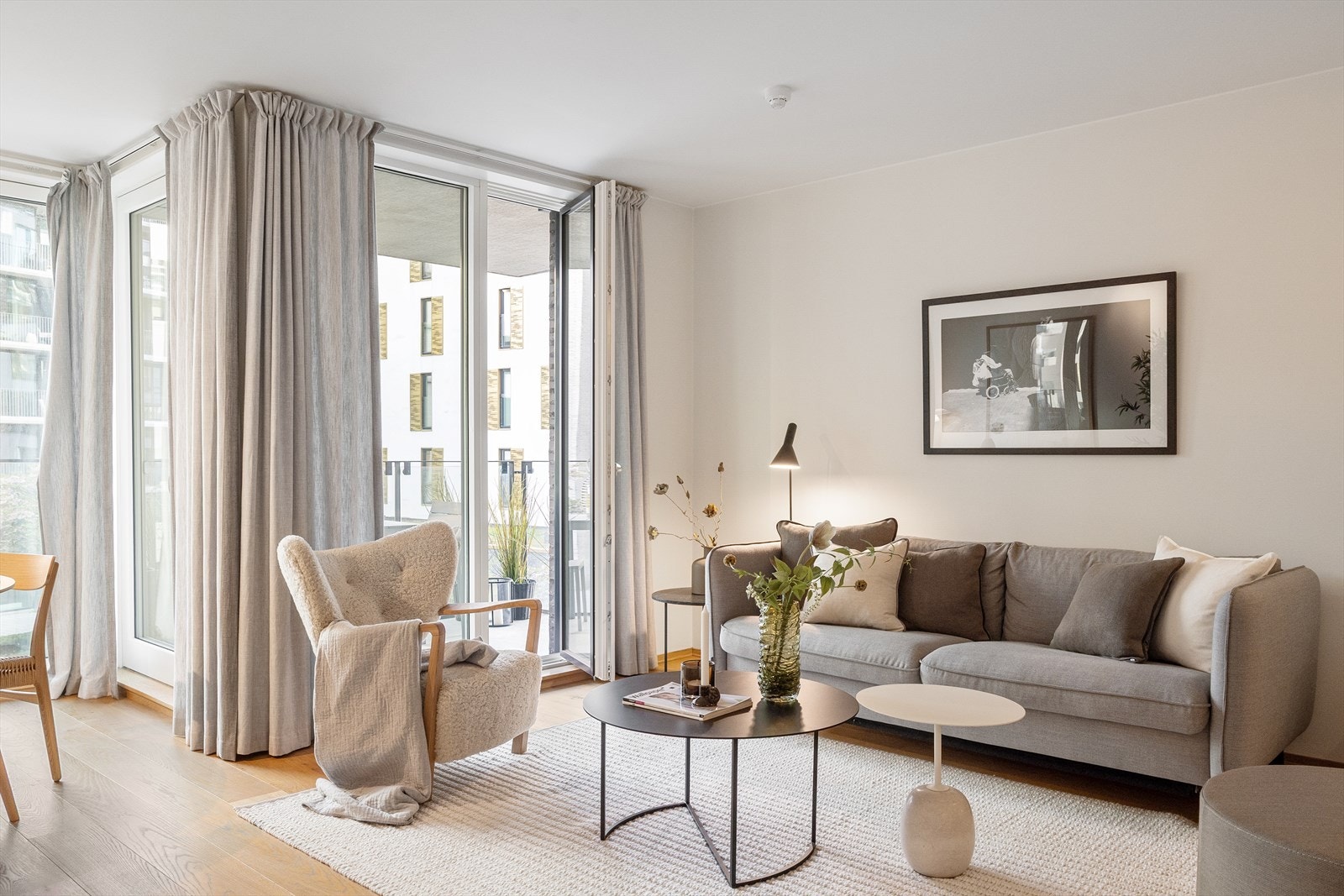 Planløsningen åpner opp for flere møbleringsmuligheter med god plass til sofagruppe, TV-møbler og spisebord med tilhørende stoler. Galleribilde