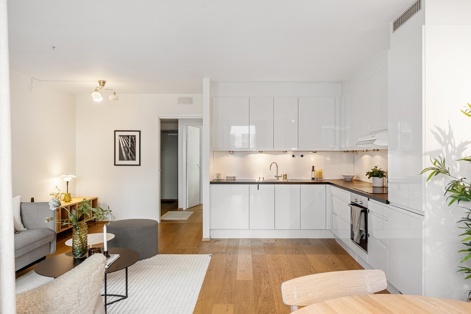 Kjøkkenet har en åpen løsning mot stuen, som bidrar til en luftig, lys og sosial atmosfære. Galleribilde