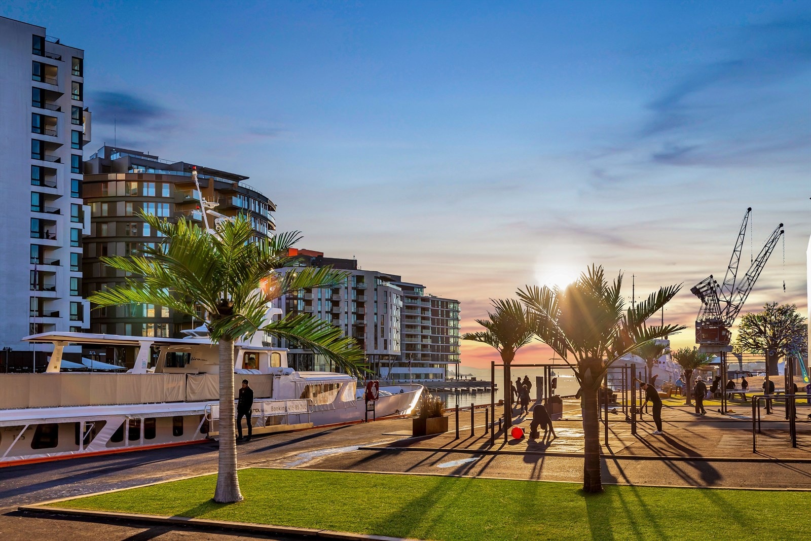 Med umiddelbar nærhet til sjøen, kultur, handel, administrasjon og alle kommunikasjonsmidler, er Tjuvholmen det perfekte stedet for deg som ønsker å bo ved sjøen - midt i byen. Galleribilde