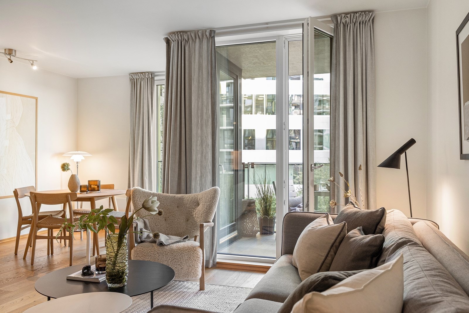 Gulvet har flott parkett, og veggene er malt i lyse toner - et lyst og stilrent utgangspunkt for ditt drømmehjem. Galleribilde