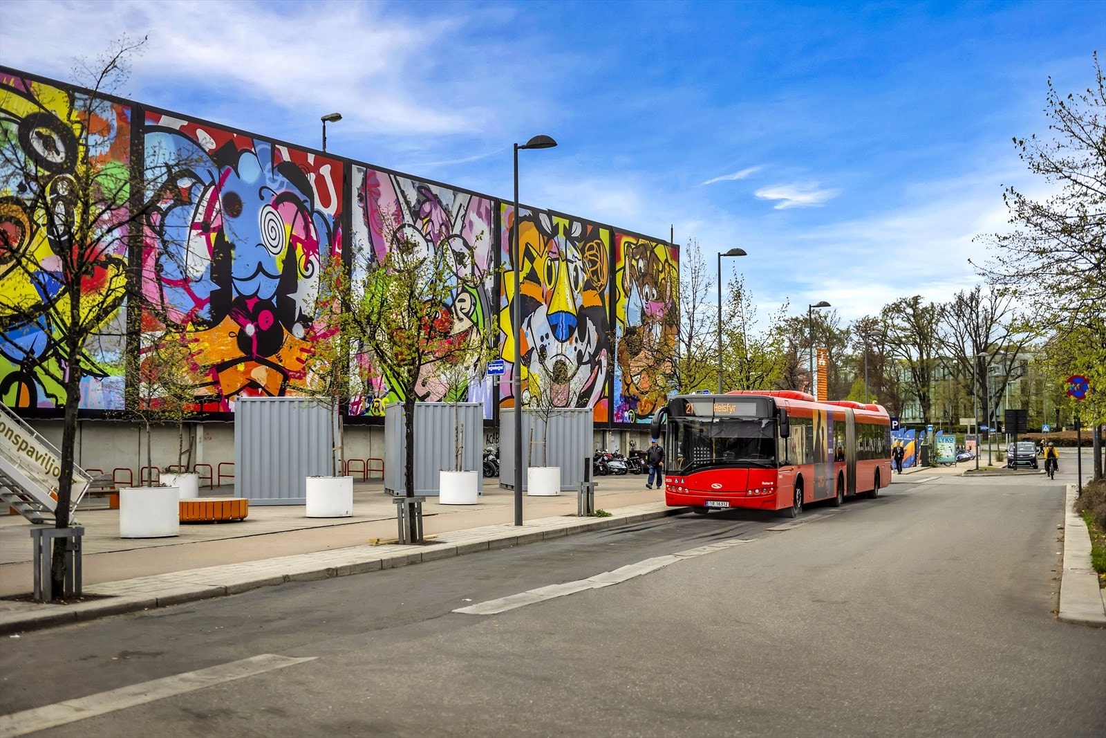 Området har svært god tilgjengelighet til offentlig transport. Buss og taxi finner du på Bryggetorget, trikken går fra Aker Brygge, og både T-bane, tog og flytog er lett tilgjengelig fra Nationaltheatret. Galleribilde