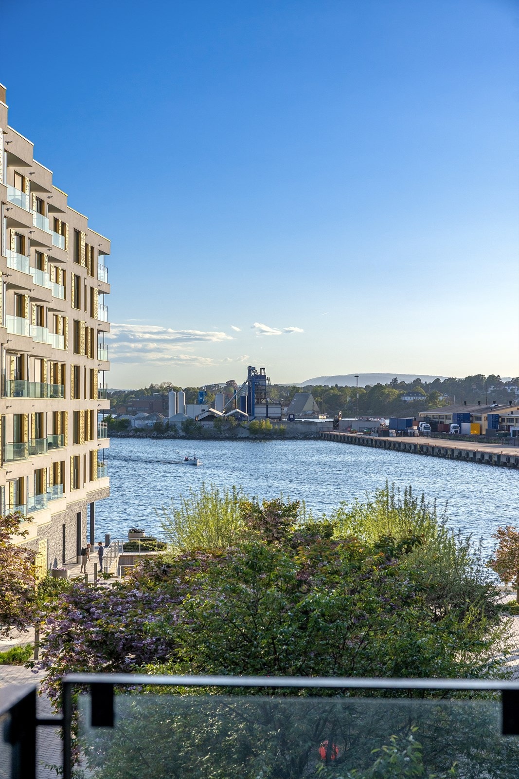 Nyt utsikten mot sjøen fra balkongen. Galleribilde