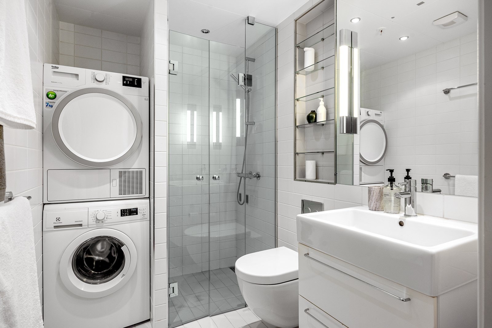 Lekkert, flislagt baderom med downlights i himlingen og behagelig gulvvarme. Det er også opplegg for vaskemaskin. Galleribilde