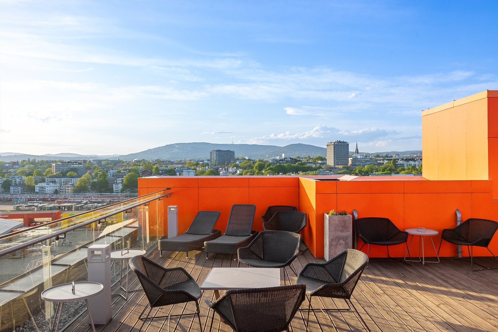 Start dagen med en kaffe i solen eller avslutt kvelden med utsikt over fjorden - takterrassen er alltid et godt valg. Galleribilde