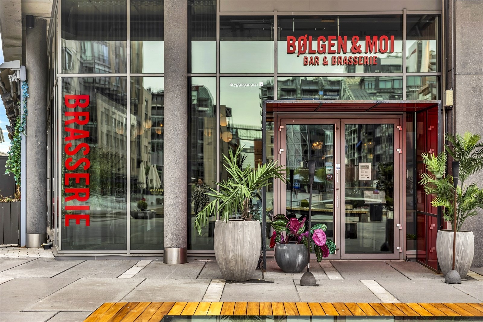 Rett utenfor døren finner du et rikt utvalg av populære restauranter og barer, som Hanami, Bølgen & Moi, Bar Tjuvholmen, Olivia, Sanoma og Ling Ling. Galleribilde