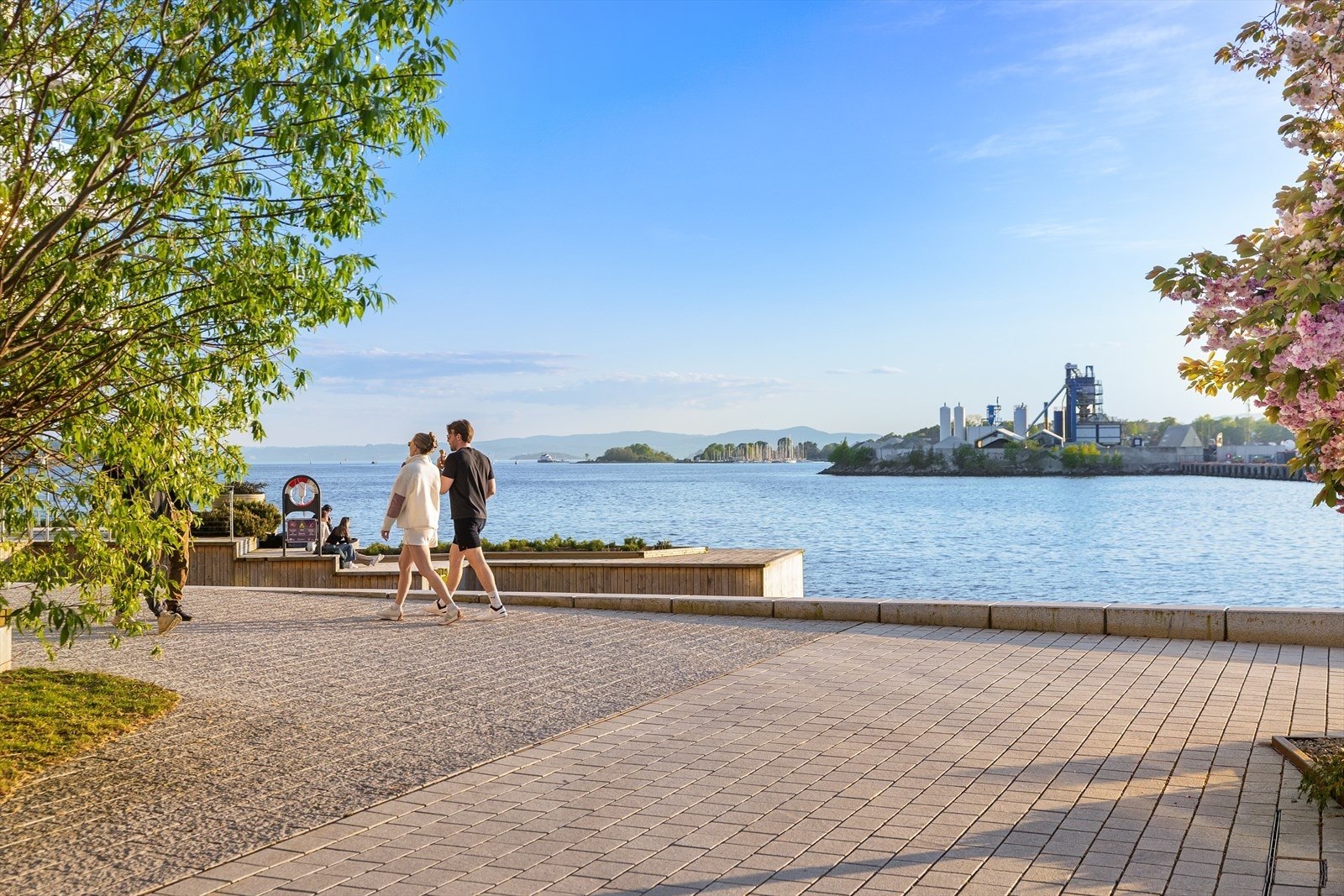 Området byr på en unik kombinasjon av kunst, kultur og næringsliv - med Astrup Fearnley-museet, badebrygge og egen sandstrand like i nabolaget. Galleribilde