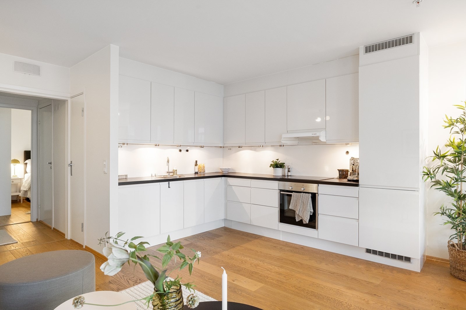 Stilrent kjøkken med godt med skap- og benkeplass. Galleribilde