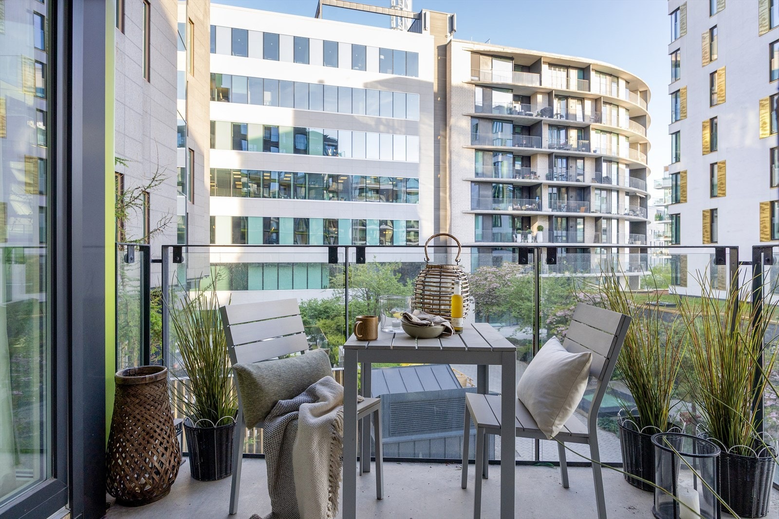 Her kan du enkelt skape en koselig uteoase med utemøbler, beplantning og en gassgrill. Galleribilde