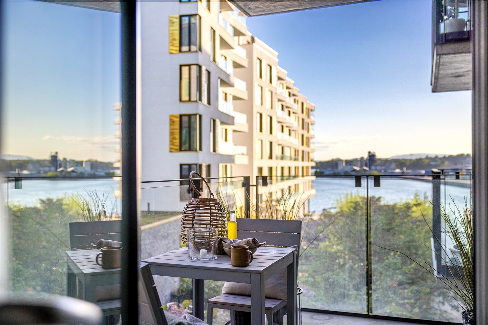 Velkommen til Salmakersvenn Marius Jantzens plass 2! Dette er en stilren og gjennomført 2-roms leilighet i 4. etasje med attraktiv, sjønær beliggenhet på Tjuvholmen. Galleribilde