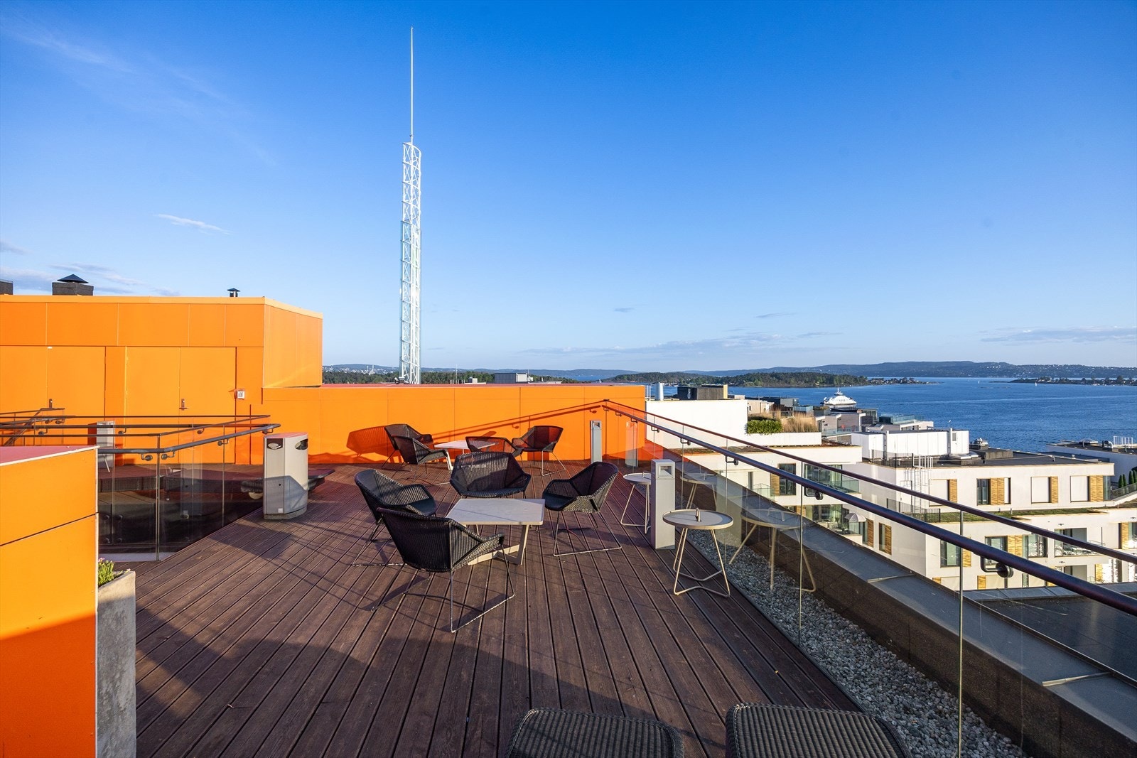 Takterrassen er et ideelt samlingspunkt for sosiale stunder med venner og naboer - med utsikten som bakteppe. Galleribilde