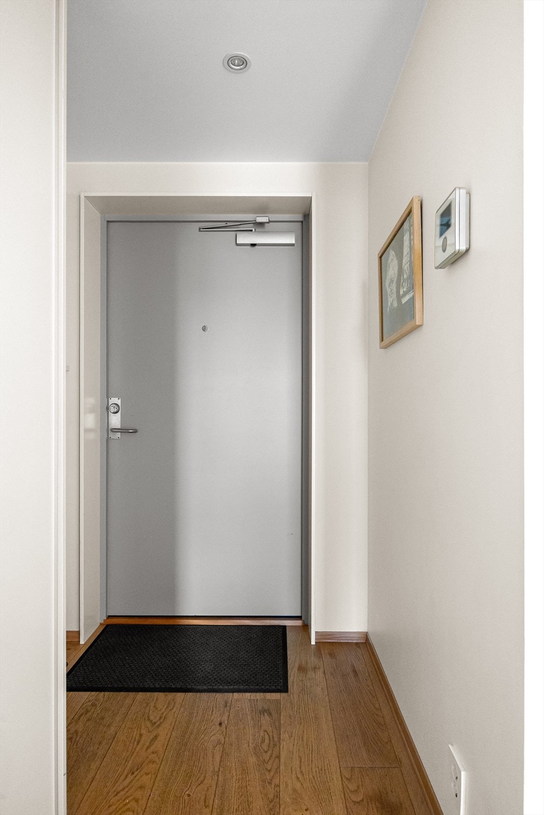 Leiligheten har en innbydende entré med downlights i himlingen, noe som skaper et umiddelbart godt førsteinntrykk. Galleribilde