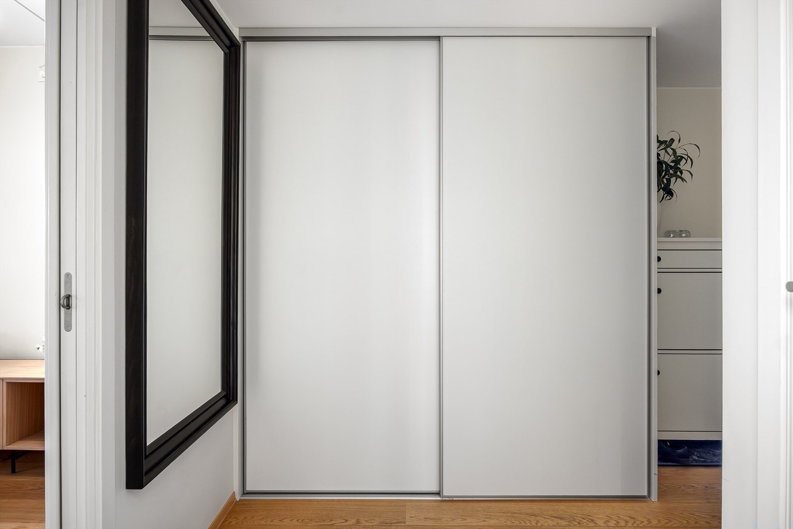 I gangen er det god plass til oppbevaring av yttertøy i den romslige skyvedørsgarderoben. Galleribilde