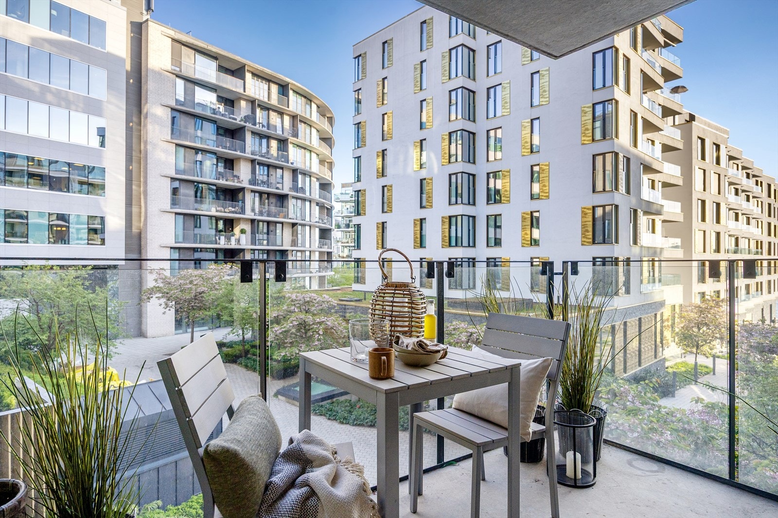 I vår- og sommerhalvåret blir balkongen en naturlig forlengelse av stuen, perfekt for hyggelige stunder med familie og venner. Galleribilde