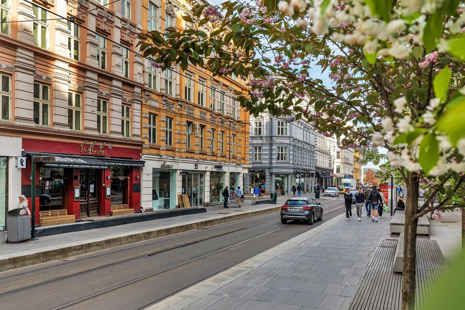 En kort spasertur unna finner du også den populære handlegaten Bogstadveien, kjent for sitt brede utvalg av butikker og hyggelige kaféer. Galleribilde