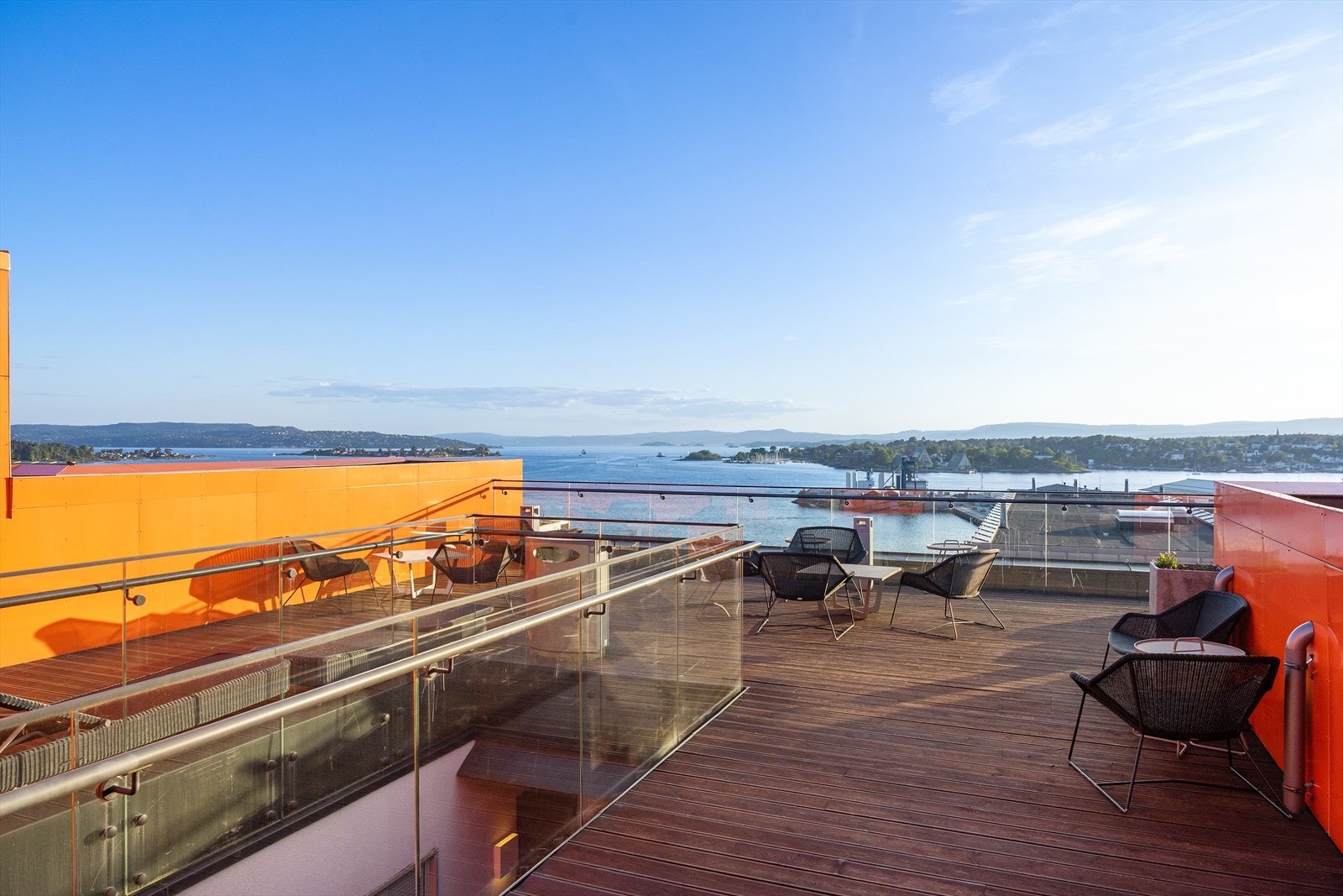 Takterrassen byr på panoramautsikt over Oslofjorden - et perfekt sted for å nyte solen og utsikten. Galleribilde