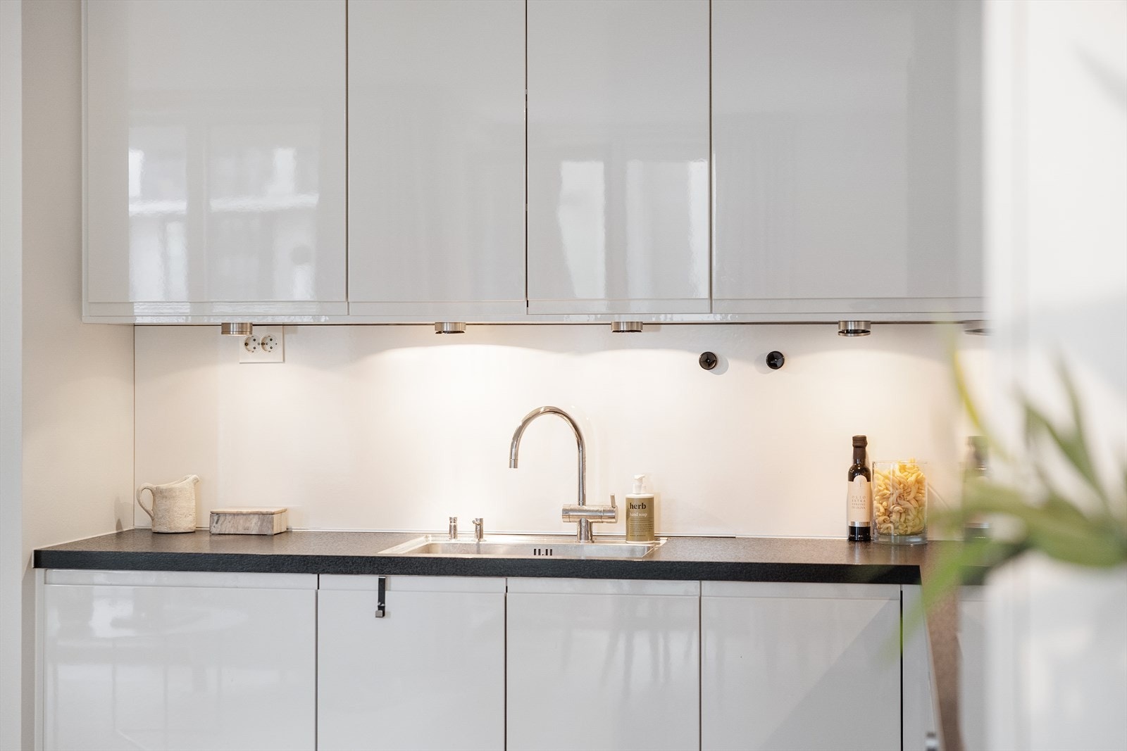 Kjøkkenet har fullt integrerte hvitevarer, inkludert stekeovn, kjøl/frys, platetopp, oppvaskmaskin og komfyrvakt. Galleribilde