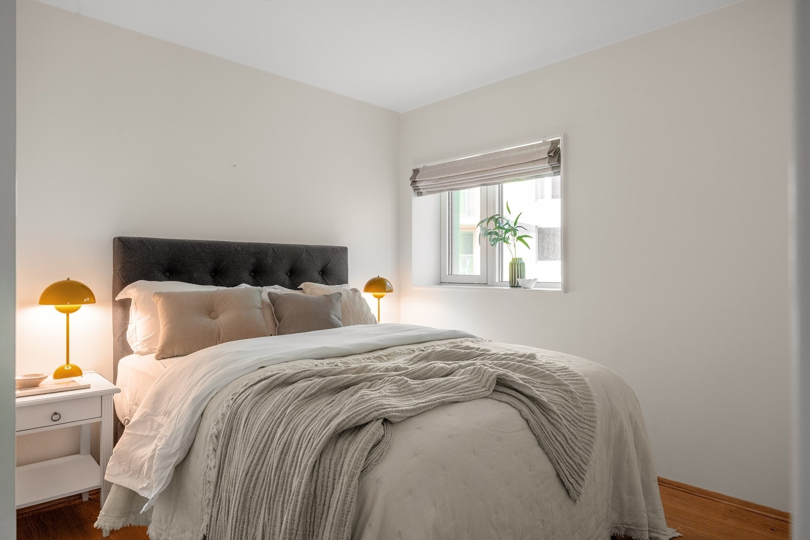 Soverommet er romslig, med plass til dobbeltseng, nattbord og tilhørende møbler. Galleribilde