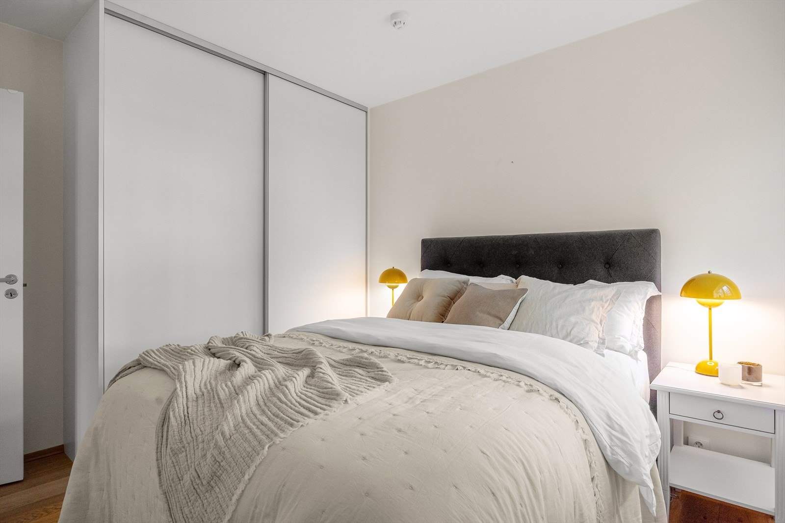 Rommet har også rikelig med oppbevaringsplass i en romslig skyvedørsgarderobe. Galleribilde