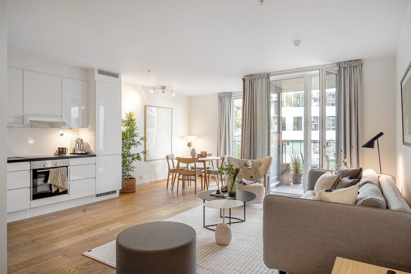 Stuen er lys og luftig med store vindusflater som sørger for rikelig med innslipp av naturlig lys. Galleribilde