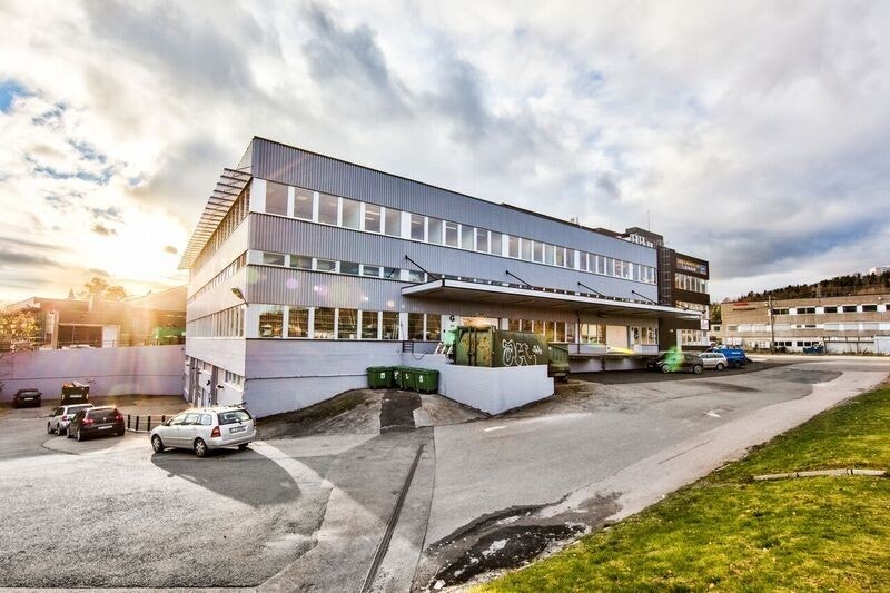 Hellende terreng gir god tilkomst til lager i u.etg. Galleribilde