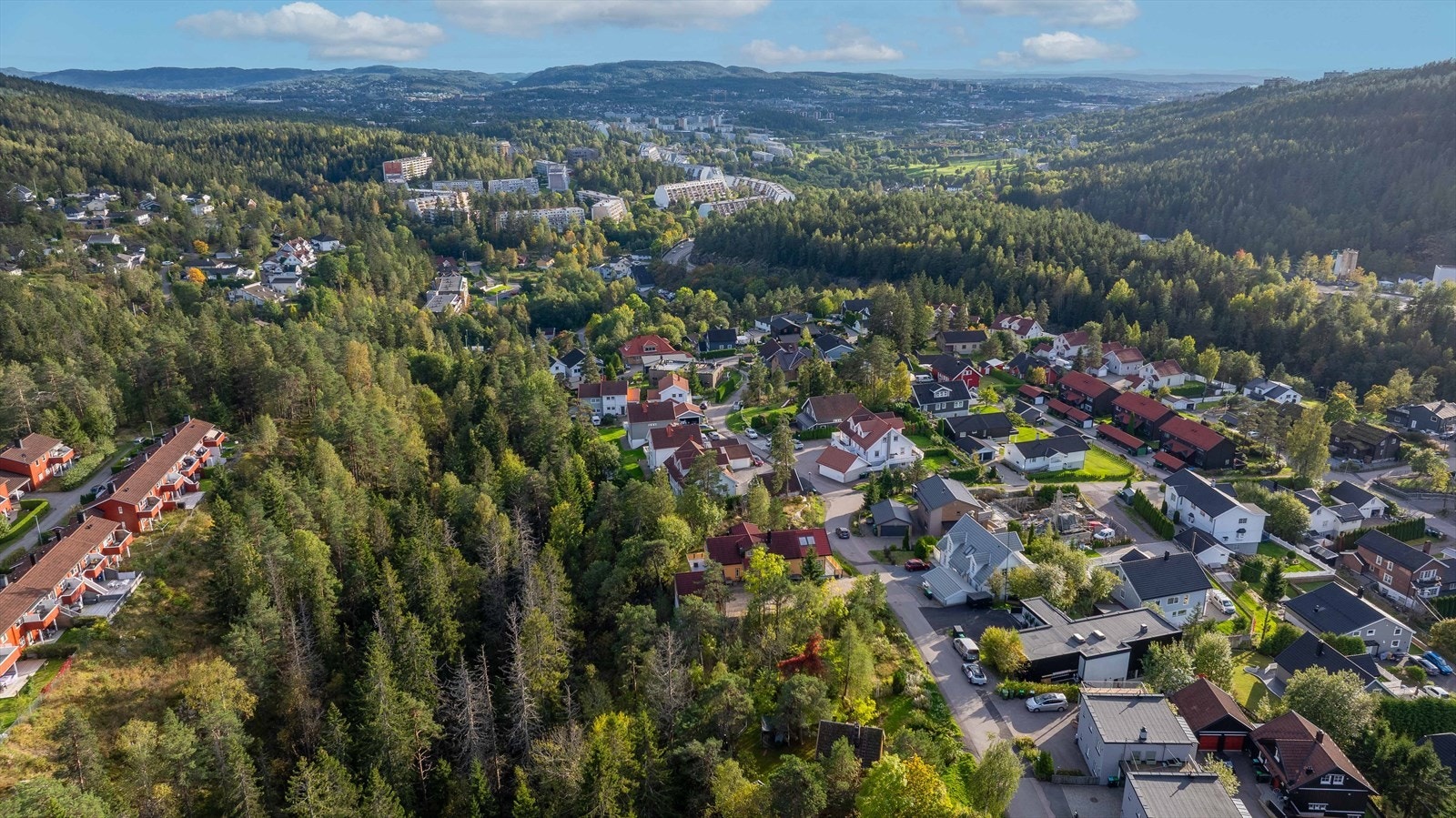Tomten har en attraktiv beliggenhet i et veletablert og barnevennlig område på Hagan. Galleribilde