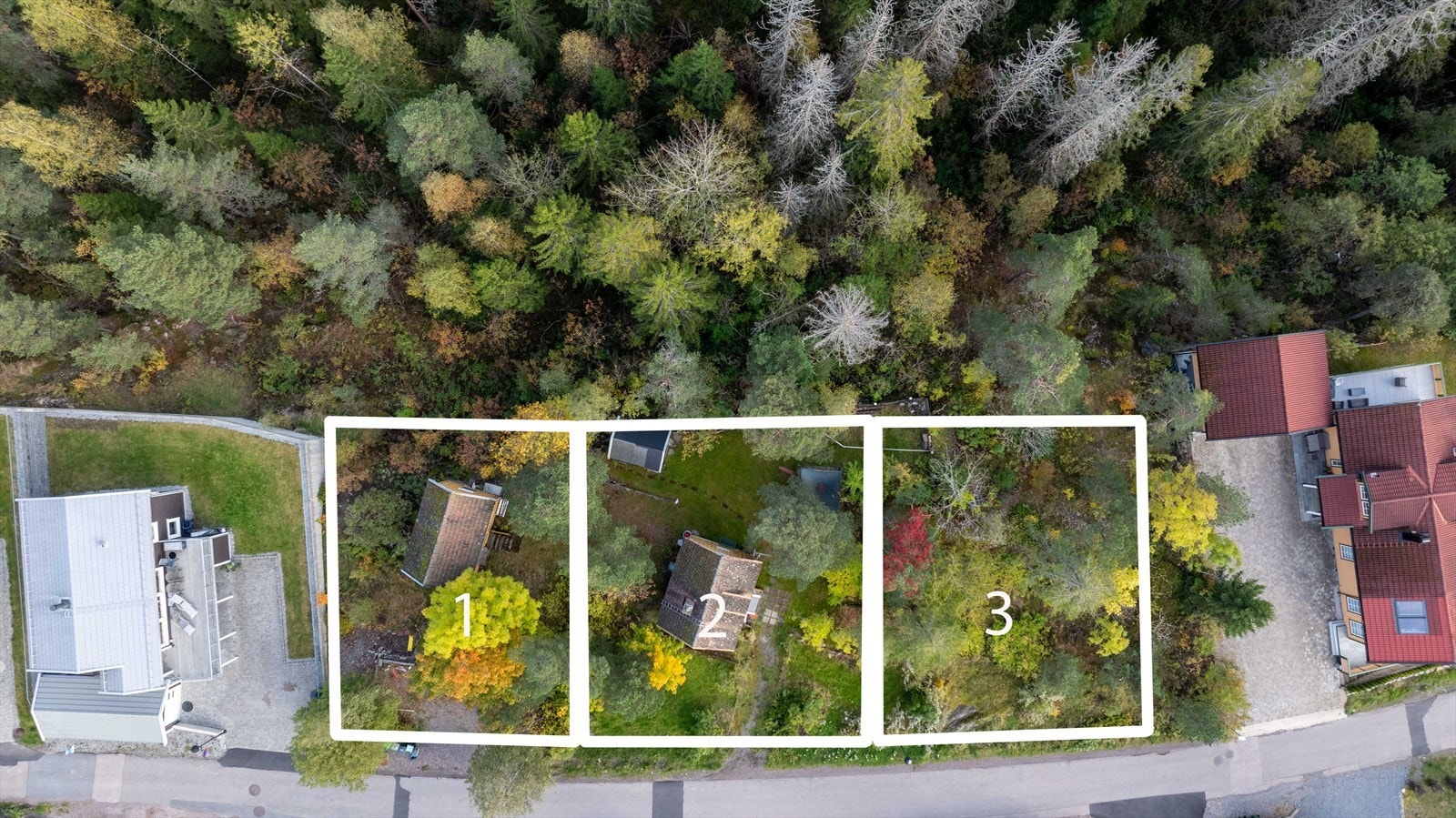 Utbygger har kjøpt to tomter ved siden av hverandre, Woldbakken 31 og 33. Disse har blitt delt opp til tre eneboligtomter. Galleribilde