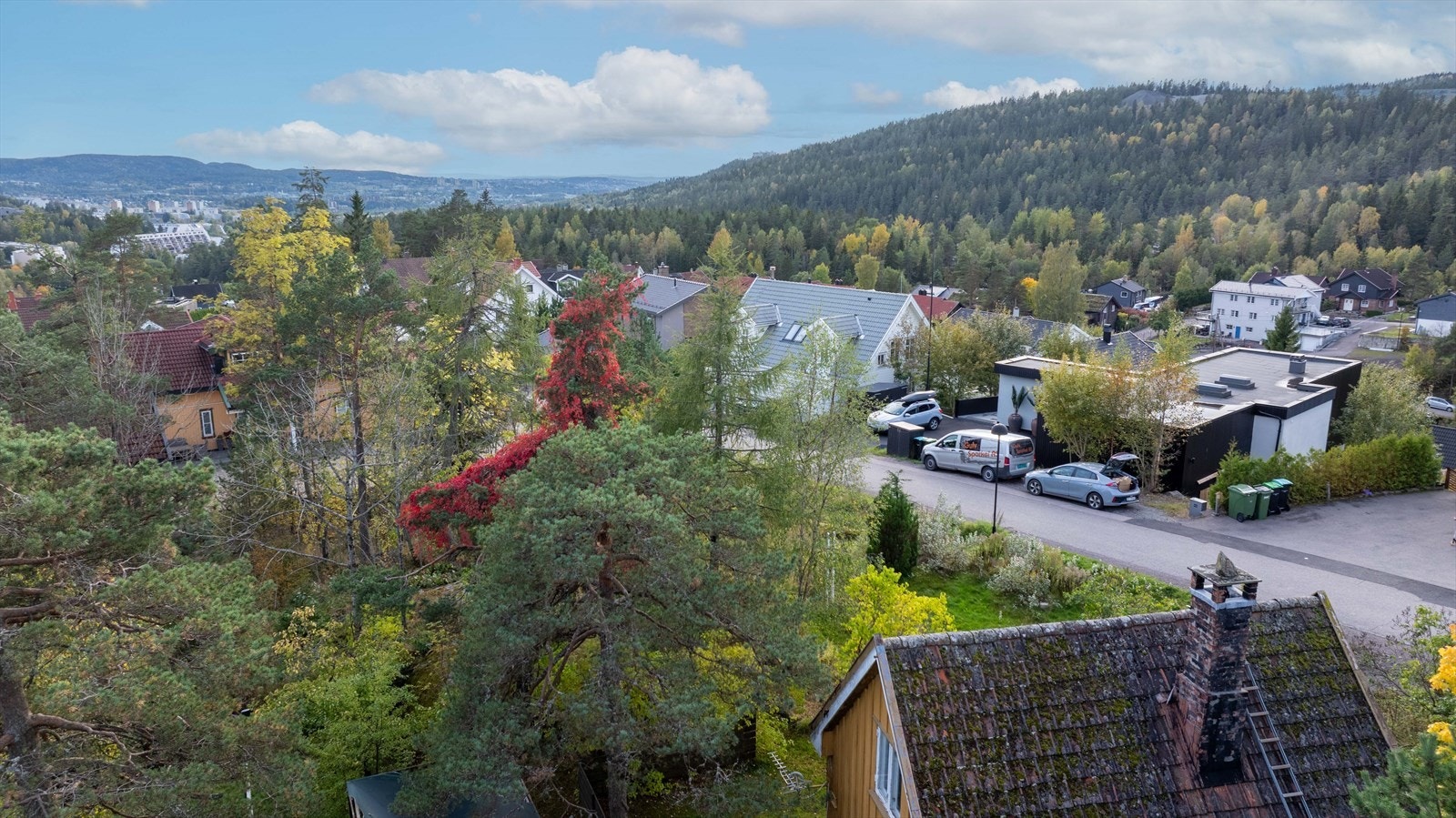 Tomten ligger i et attraktivt område på Gjelleråsen, syd i Nittedal kommune, nær grensen til Oslo. Galleribilde