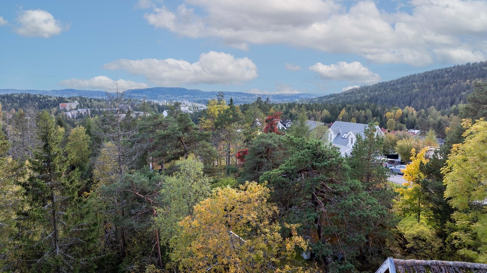 Tomten er naturtomt som er lett skrånende med gode solforhold og noe utsikt. Galleribilde