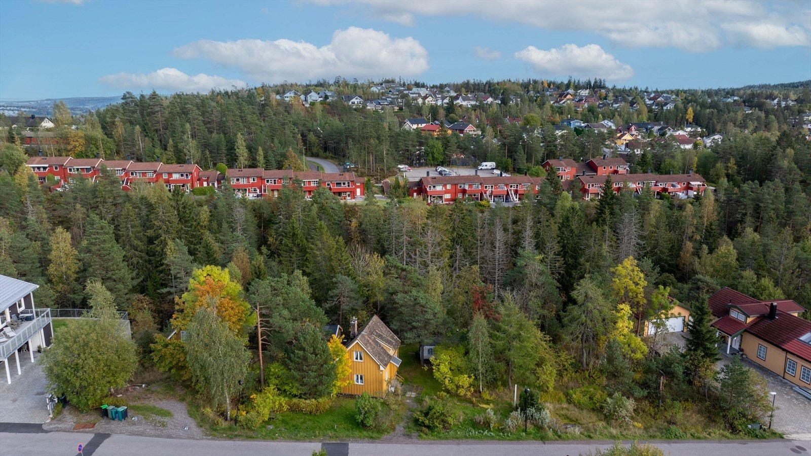 Tomten ligger i naturskjønne omgivelser og det er gangavstand til dagligvare, barnehage, skole, bussholdeplass og idrettsanlegg. Galleribilde
