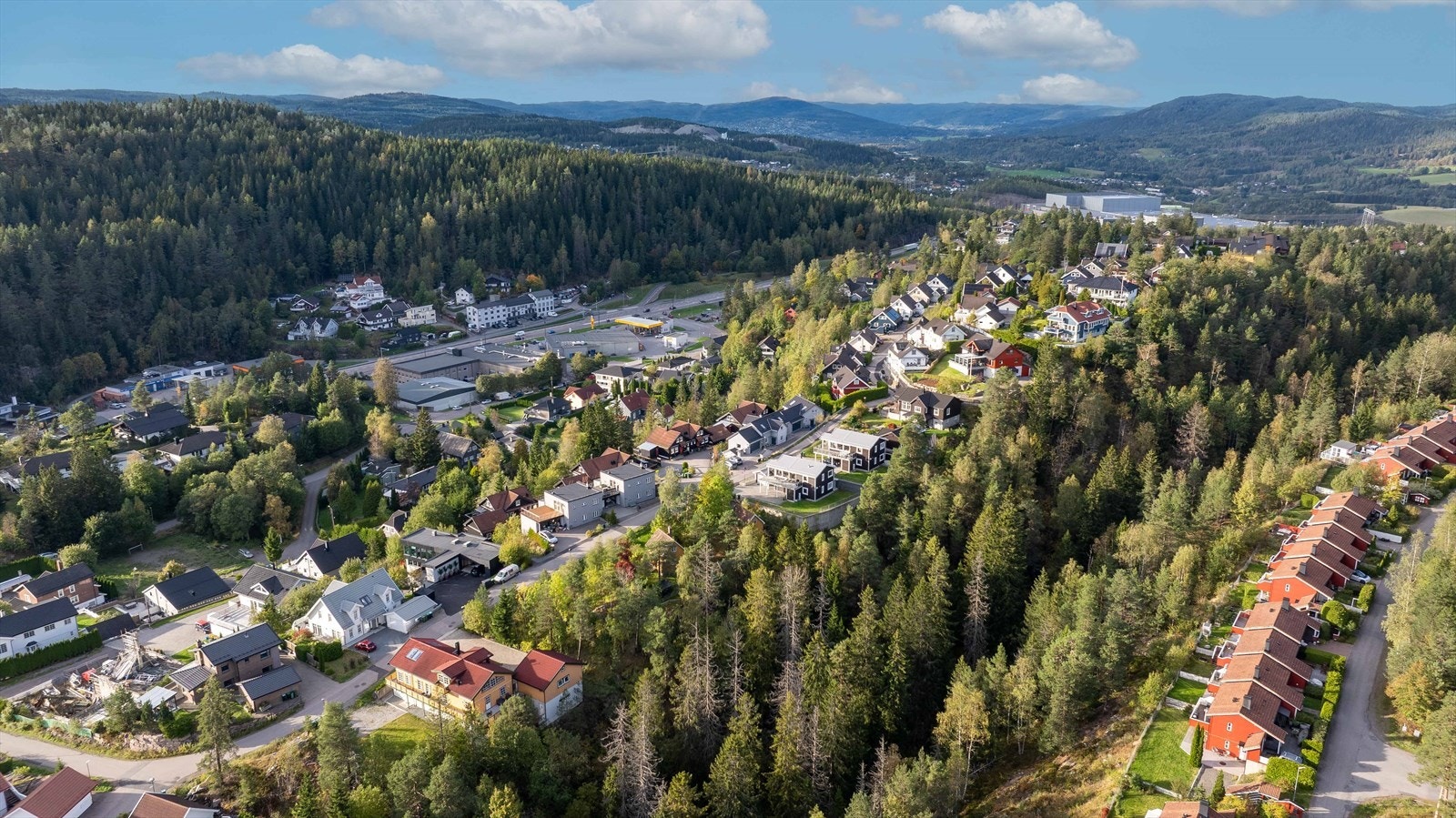 Tomten ligger naturskjønt og idyllisk til, og det er gangavstand til barnehage, skole, bussholdeplass og idrettsanlegg. Galleribilde
