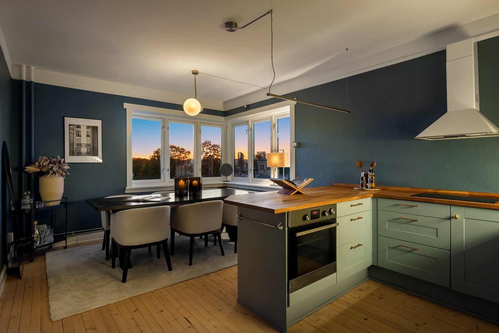 Leiligheten byr på en fantastisk utsikt, både på dagtid- og også kveldstid. Galleribilde