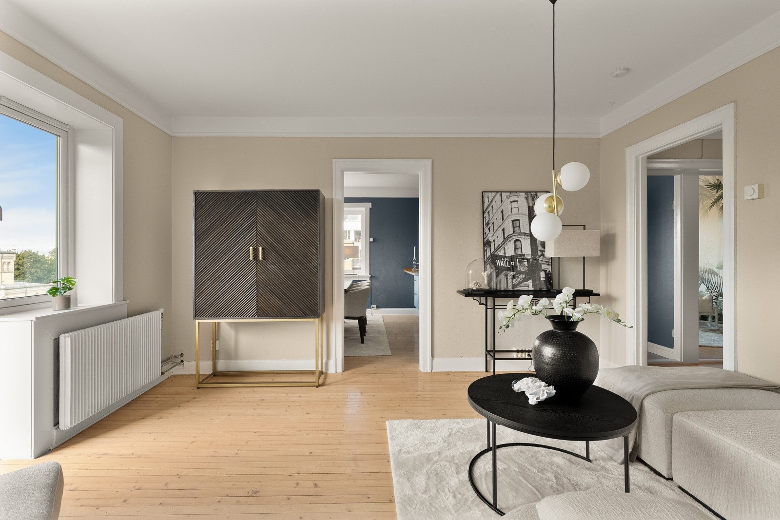 Boligen har en naturlig overgang mellom stue og spiseplass, med rom for en hyggelig spisestueløsning Galleribilde