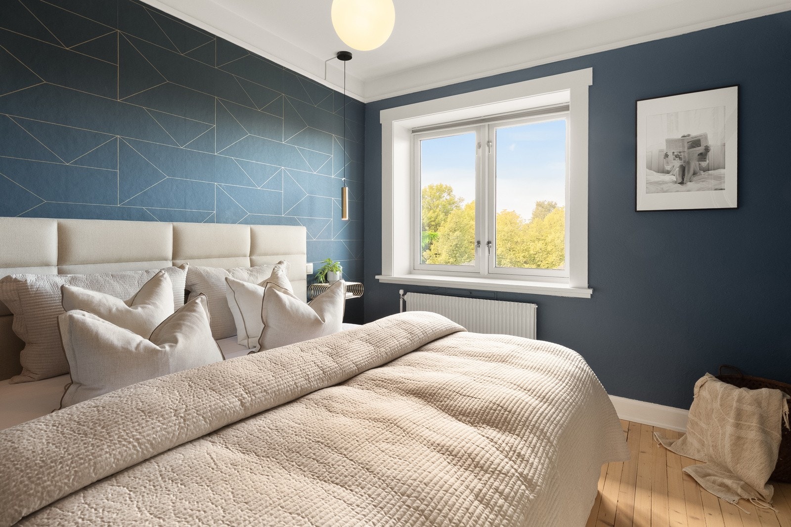 Samtidig oppleves rommet luftig, med store vindusflater. Galleribilde