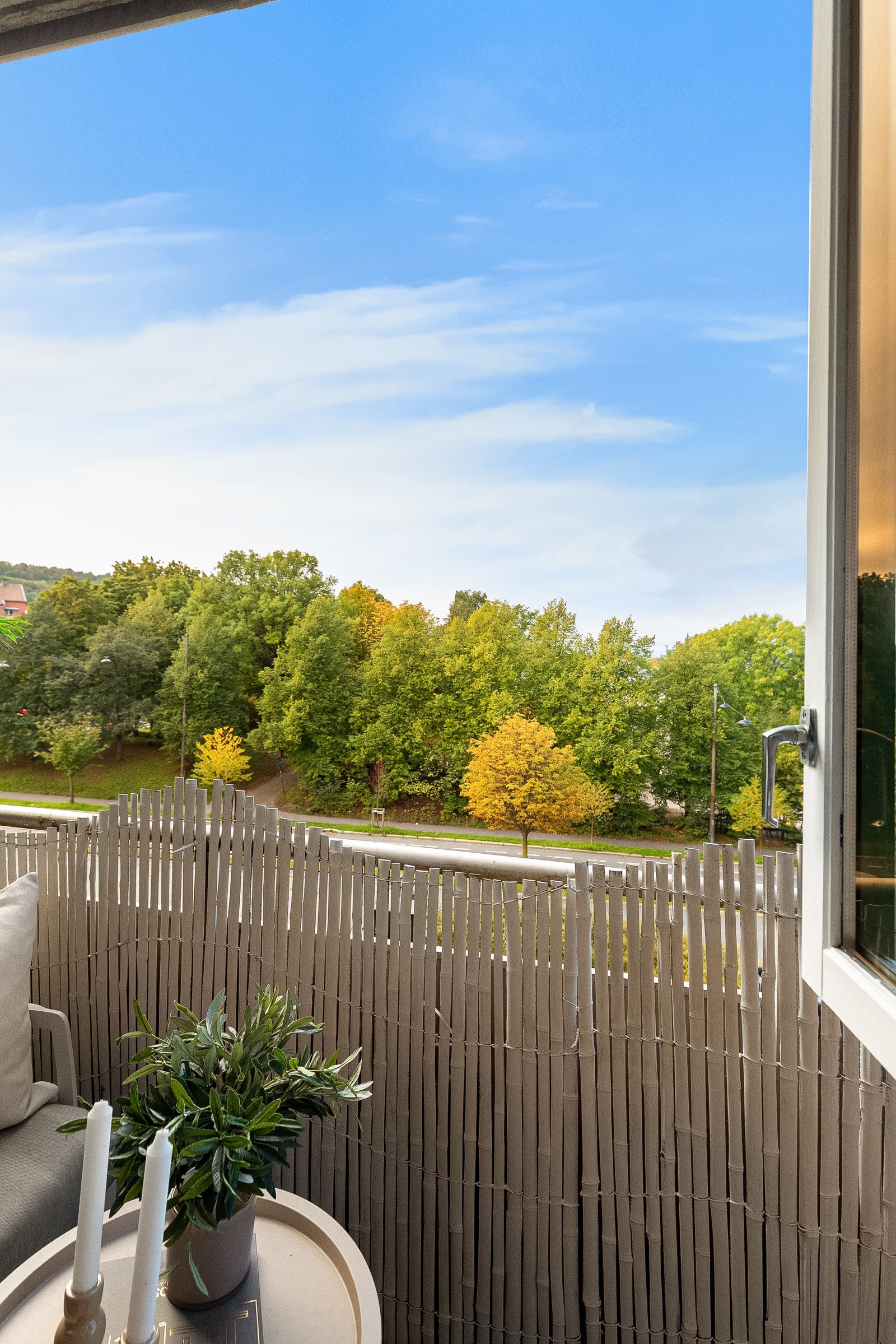 Balkongen byr på flotte solforhold gjennom store deler av dagen, og fungerer perfekt som en forlengelse av stuen Galleribilde