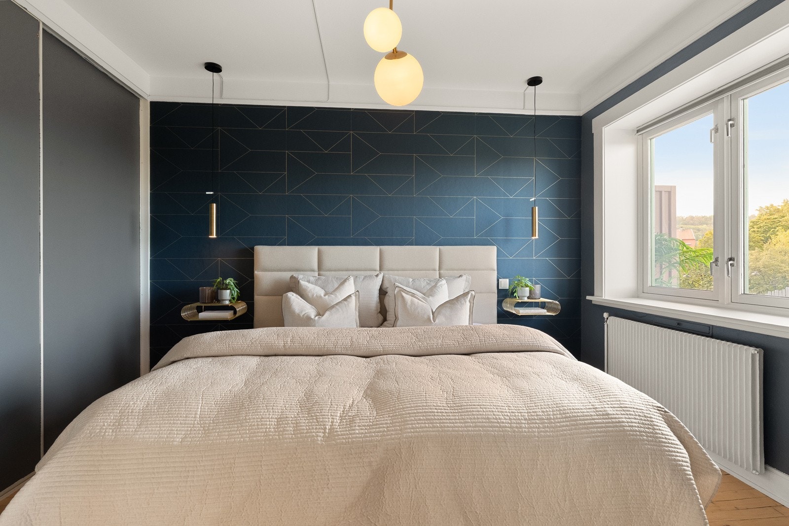 Hovedsoverommet har en generøs størrelse og gir gode møbleringsmuligheter. Her er det plass til dobbeltseng, nattbord og en praktisk garderobeløsning Galleribilde