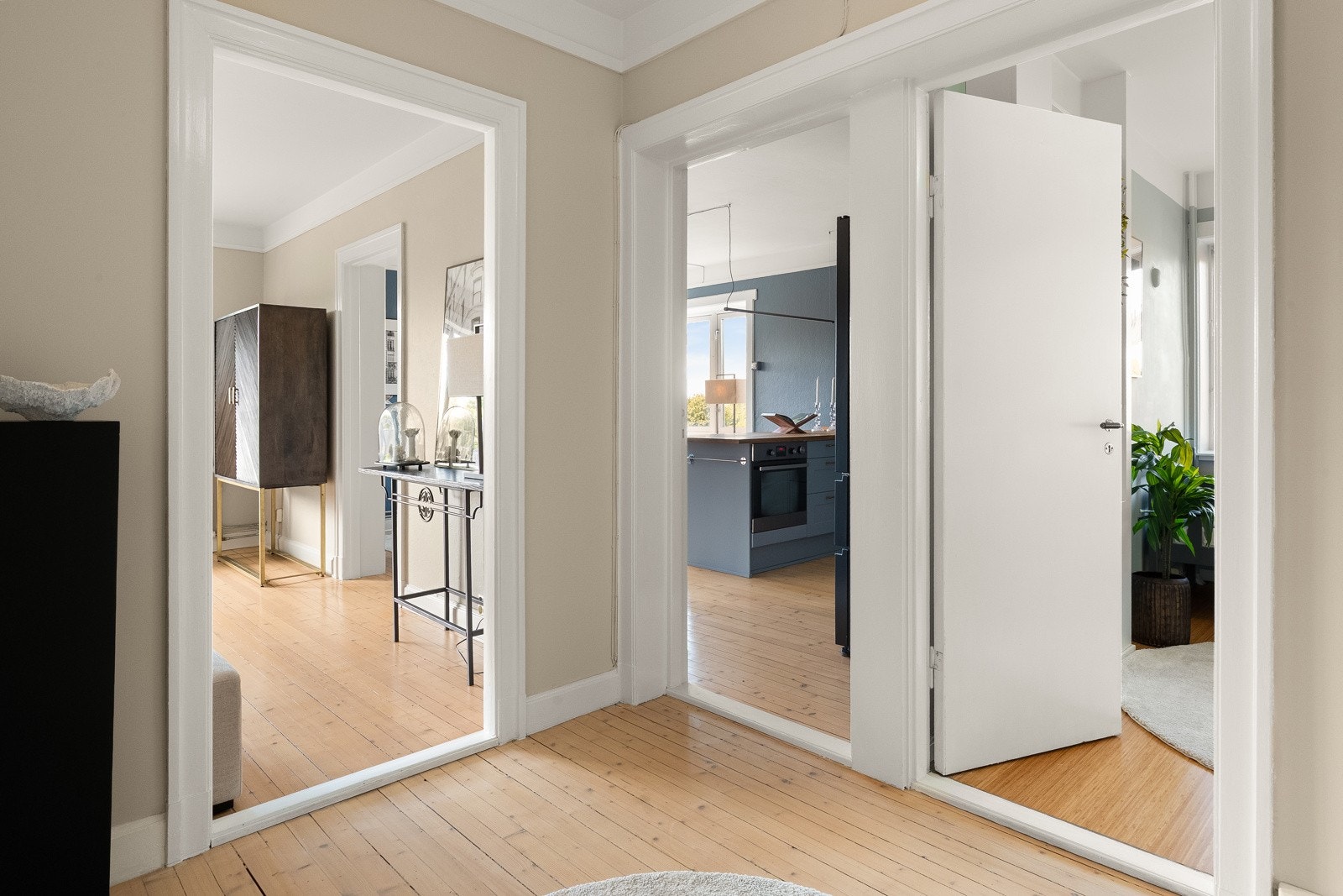 Gulvflaten er praktisk og enkel å holde ren, noe som gjør rommet svært brukervennlig i hverdagen Galleribilde