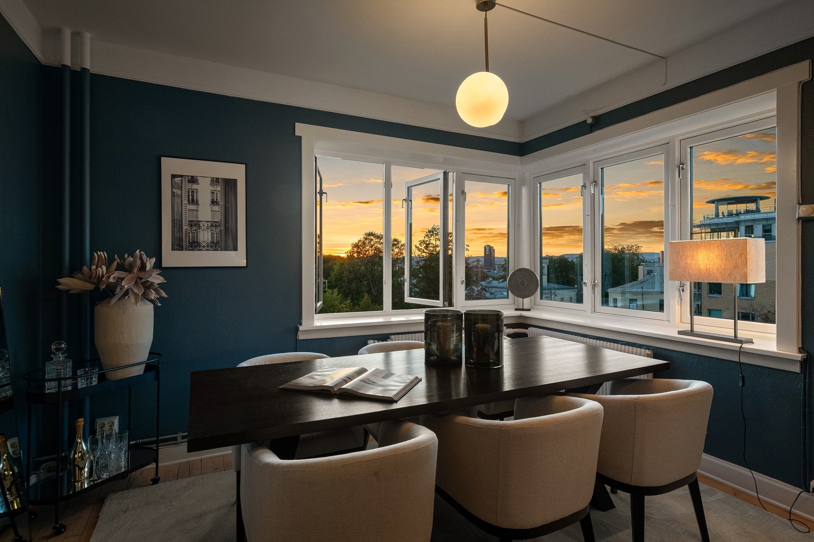 Trond N. Amundsen ønsker dere velkommen til en lys og moderne 3-roms på populære Galgeberg! Galleribilde