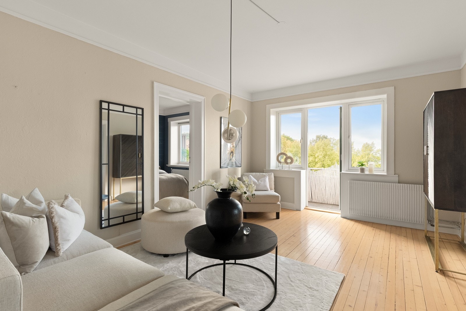 Store vindusflater slipper inn godt med dagslys og gir en naturlig luftig atmosfære sammen med takhøyden på 2,60 meter. Galleribilde