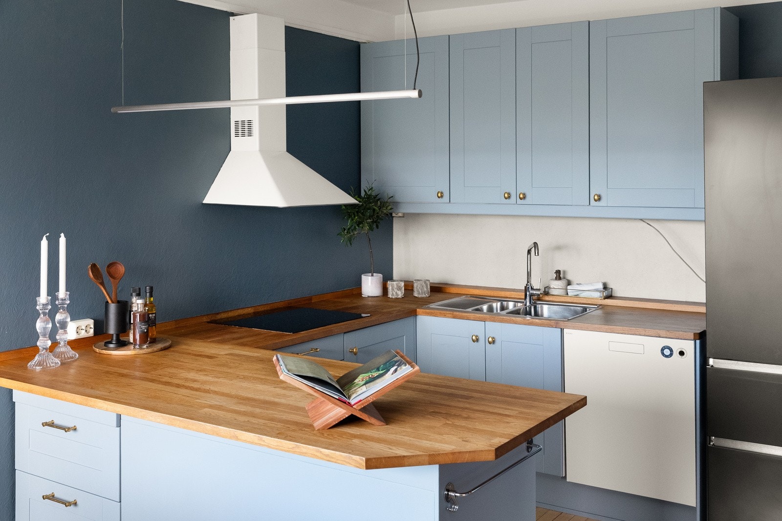 Kjøkkenet er både praktisk og sjarmerende med profilerte fronter og en heltre benkeplate som tilfører varme til rommet. Det er rikelig med skapplass for effektiv oppbevaring Galleribilde