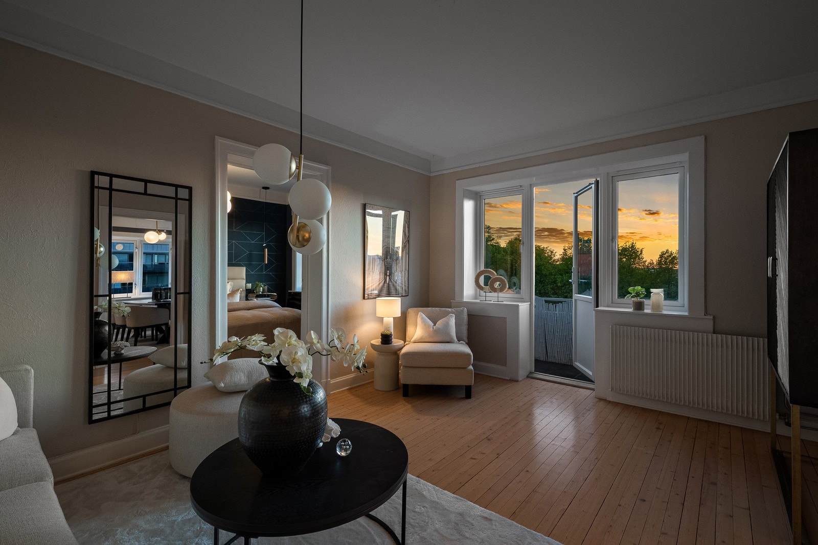 Boligen har en romslig stue som passer perfekt til både hverdagsliv og sosiale sammenkomster. Galleribilde