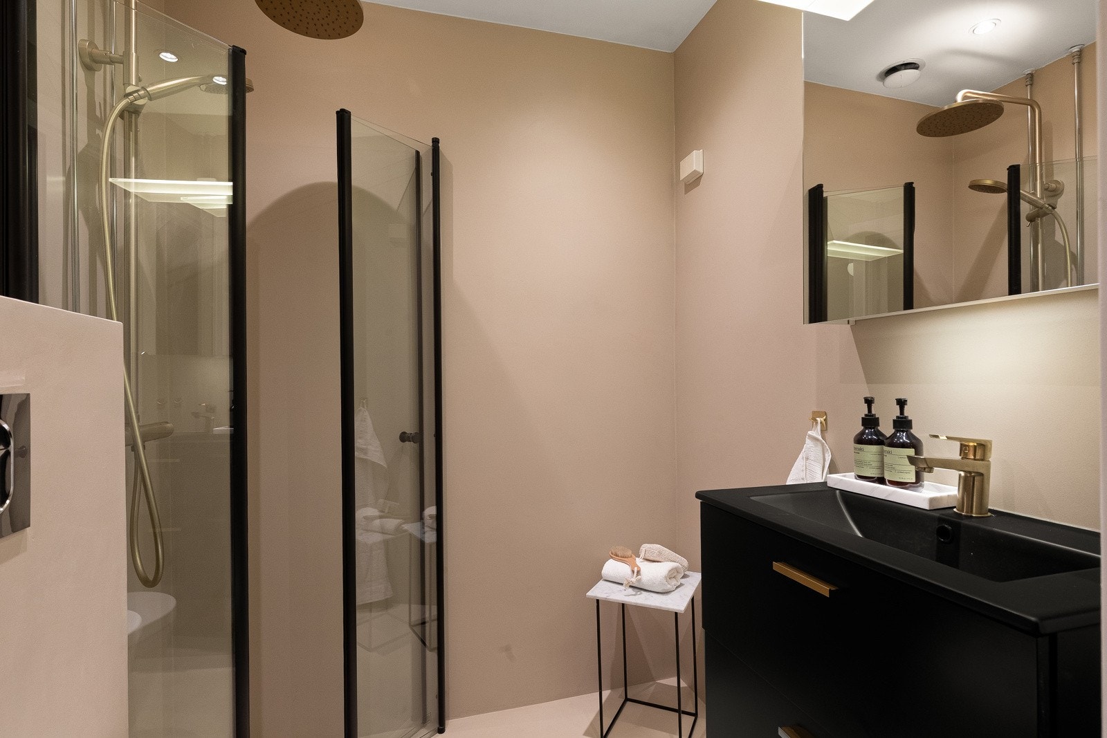 Badet har et moderne og stilrent uttrykk med microsement på både gulv og vegger Galleribilde