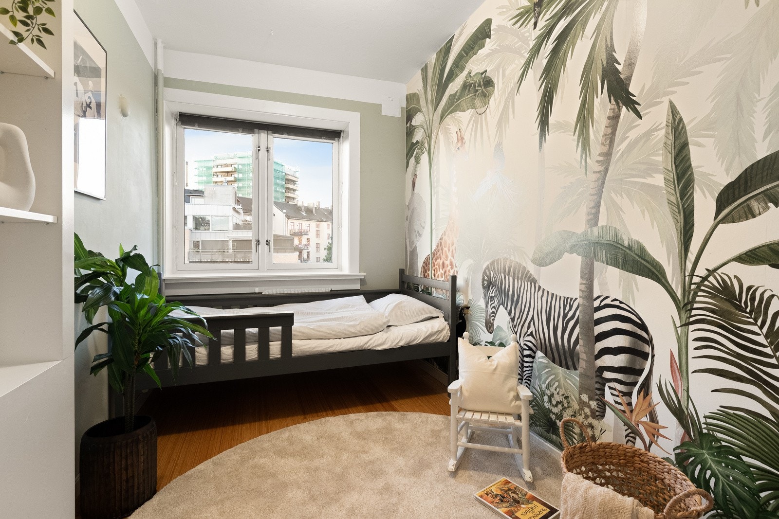 Det andre soverommet har en praktisk størrelse som gjør det fleksibelt i bruk. Enten som barnerom, gjesterom eller kontor om ønskelig. Galleribilde