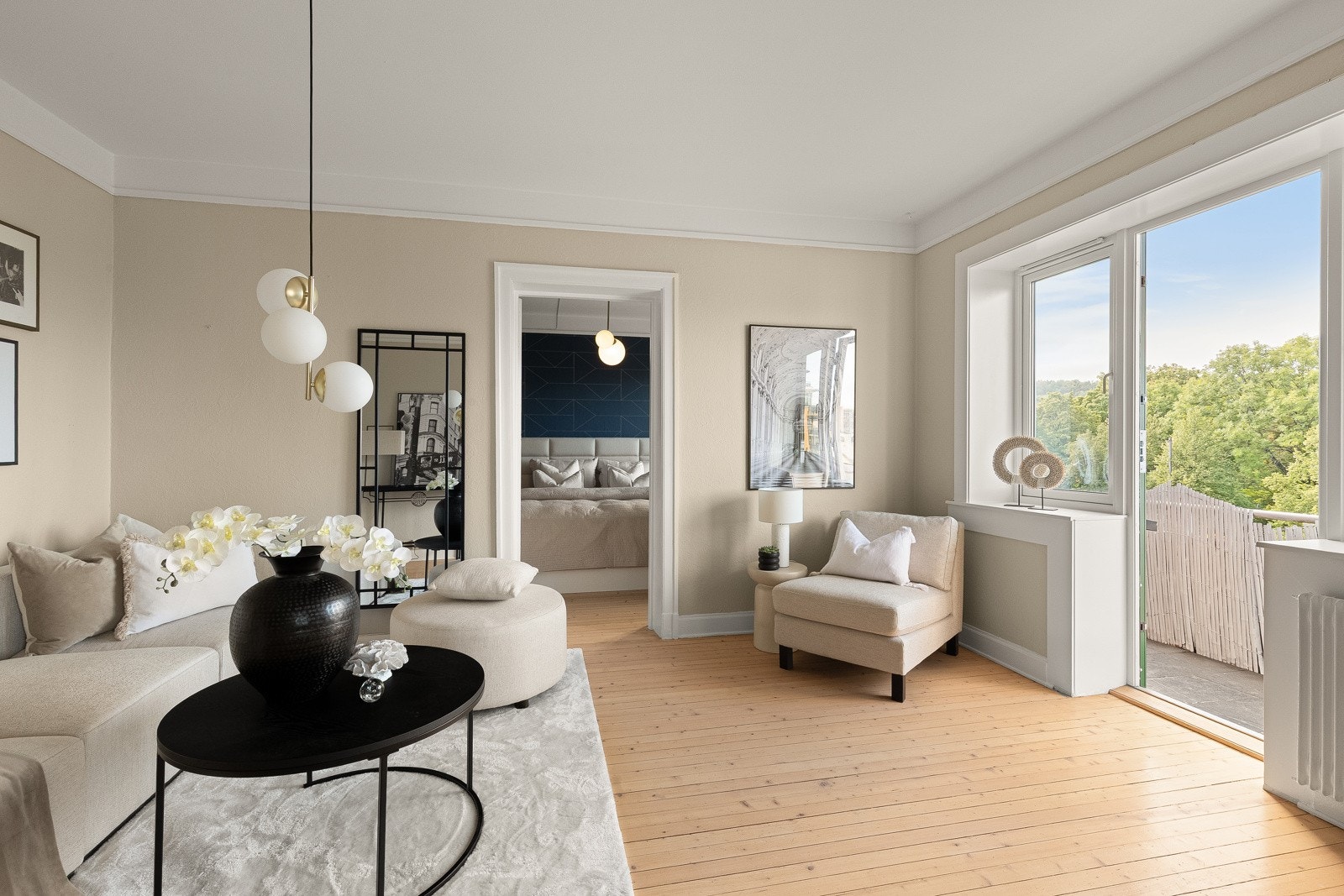 Stuen har en generøs størrelse og byr på mange muligheter for møblering og innredning Galleribilde