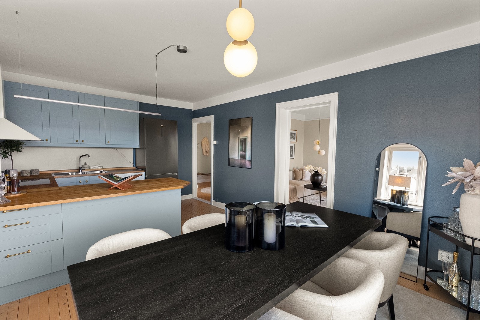 Den åpne kjøkken/spisestue-løsningen er perfekt i en både hektisk, men også avslappende hverdag. Galleribilde