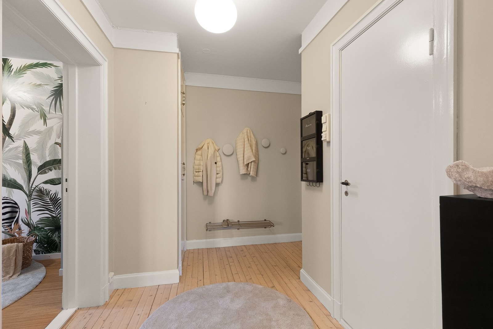 Inngangspartiet har en romslig utforming med god plass til oppbevaring. Veggene er nylig malt og gir et friskt og oppdatert preg. Galleribilde