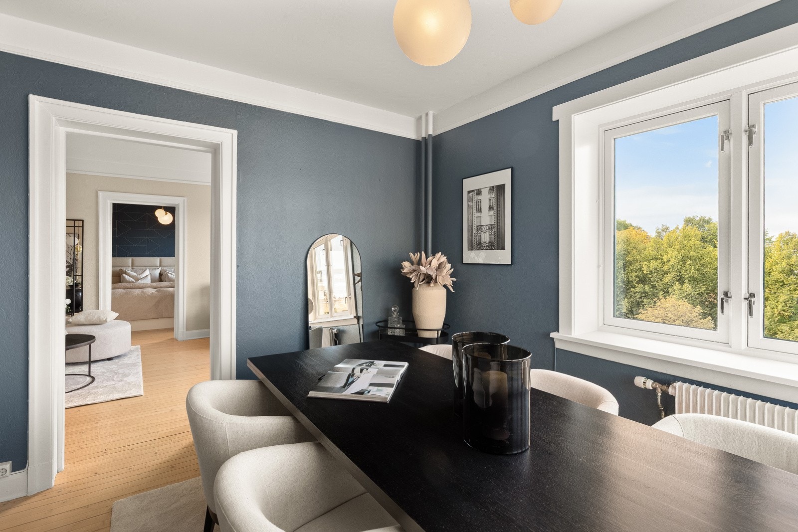 Rommet er ideelt både til dagliglivets ro og til hyggelige sosiale sammenkomster. Galleribilde