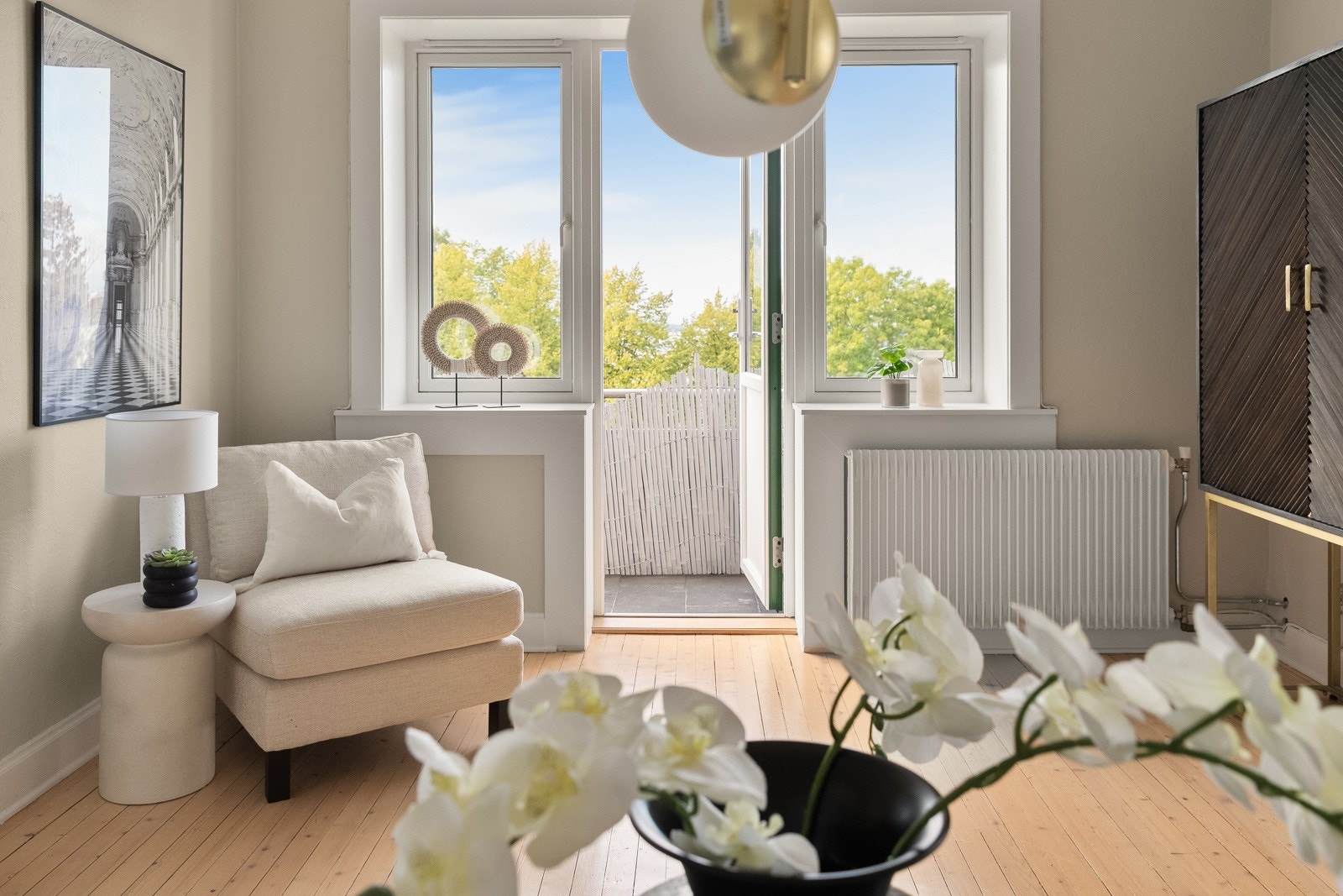 Boligen har en sørvestvendt balkong på ca. 7 kvm med adkomst direkte fra stuen. Galleribilde