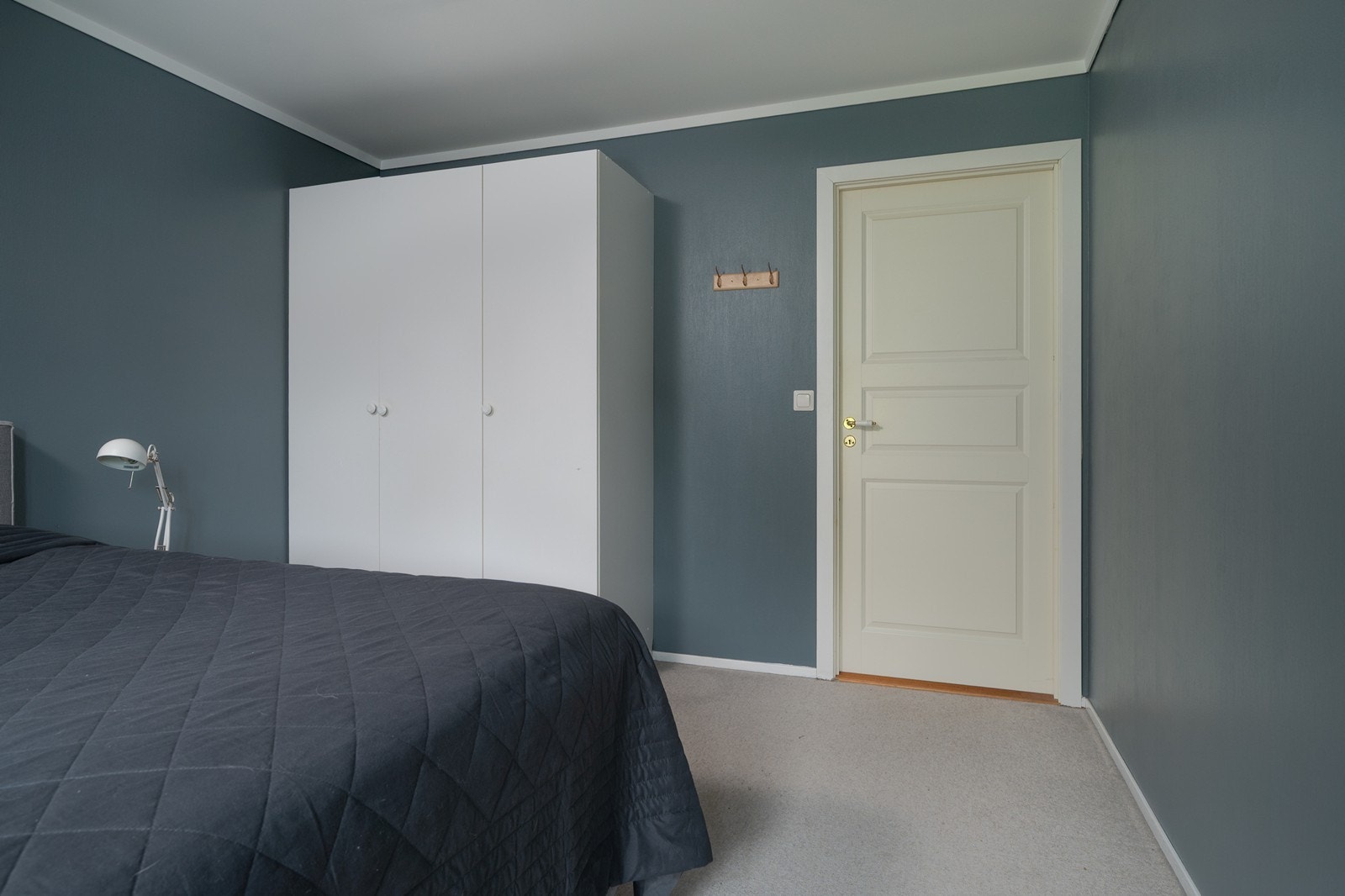 Det er garderobeskap på begge soverommene Galleribilde