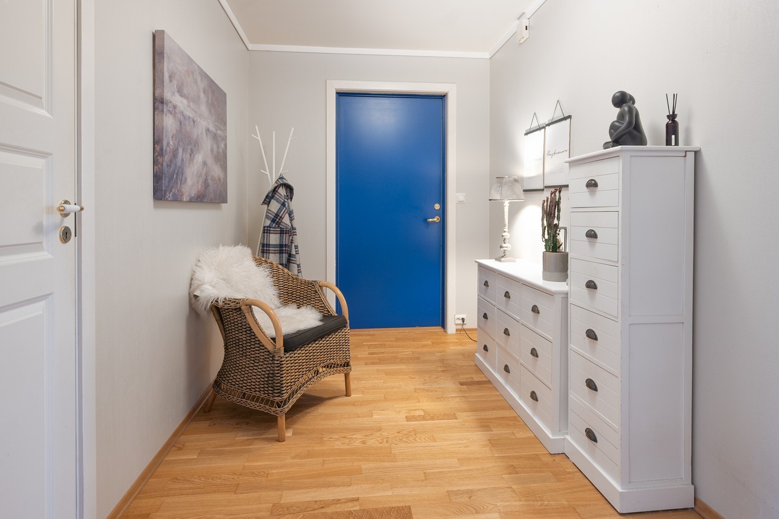 I en lys og pen gang er det lagt gyllen parkett på gulvet Galleribilde